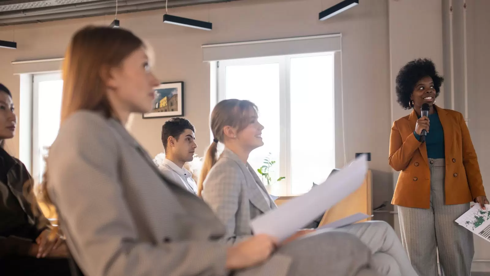 Mulher palestrando no serviço