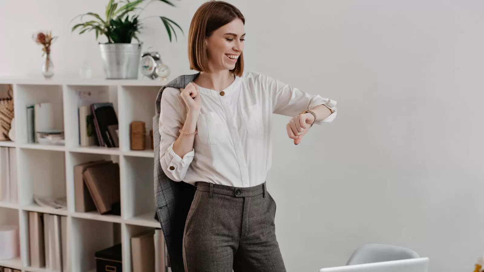 Mulher olhando para relógio