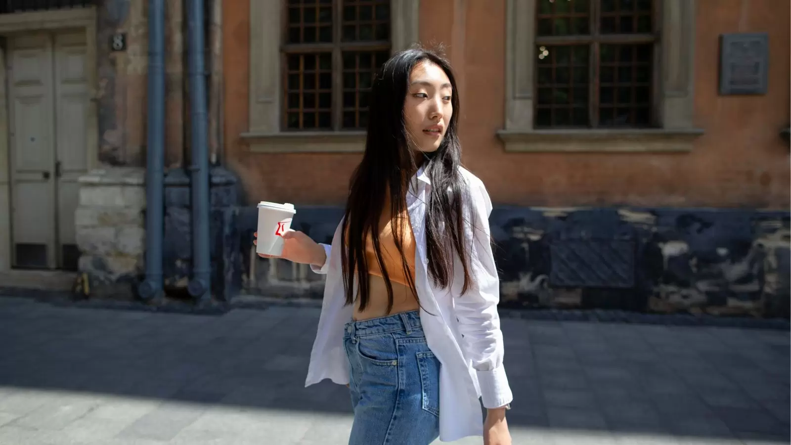 Jovem andando na rua