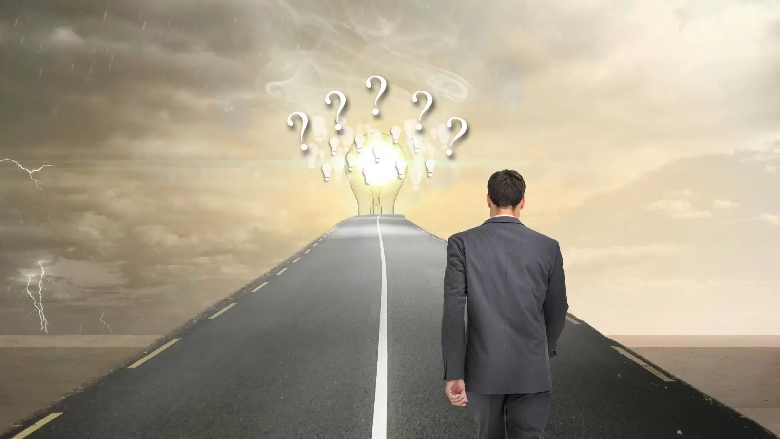 Homem que anda em uma estrada