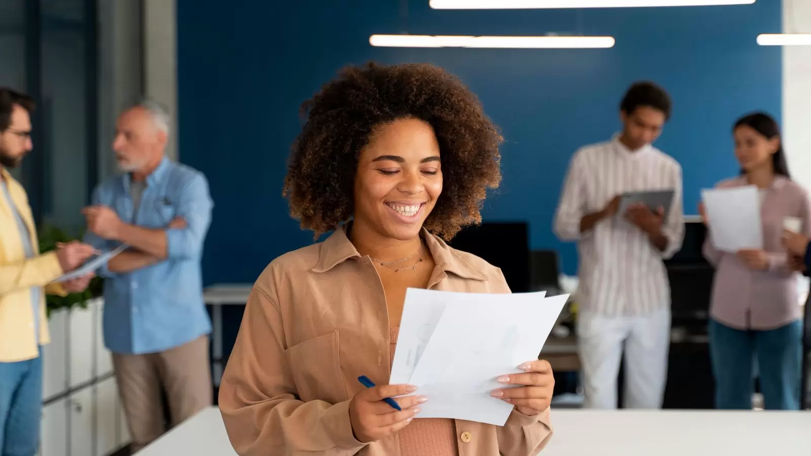 Mulher avaliando candidatos a vaga