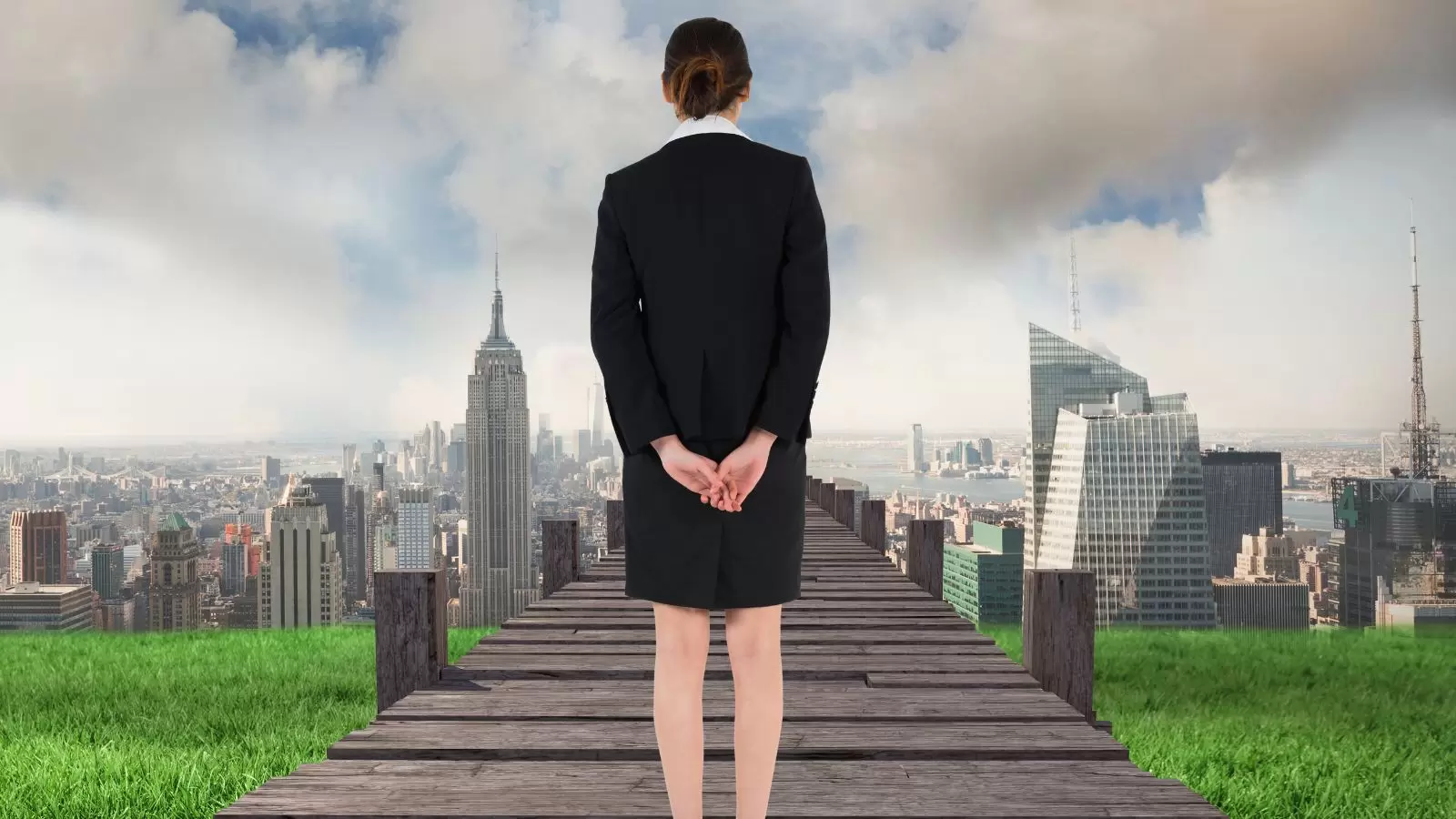 Mulher de costa com paisagem bonito ao fundo