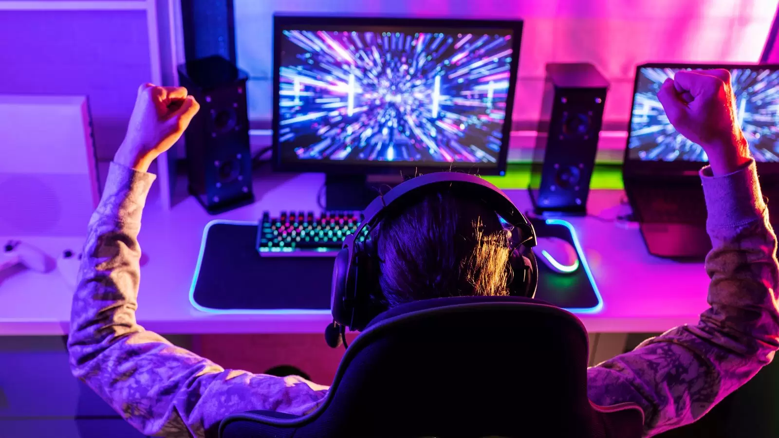 Jogador jogando dentro de casa