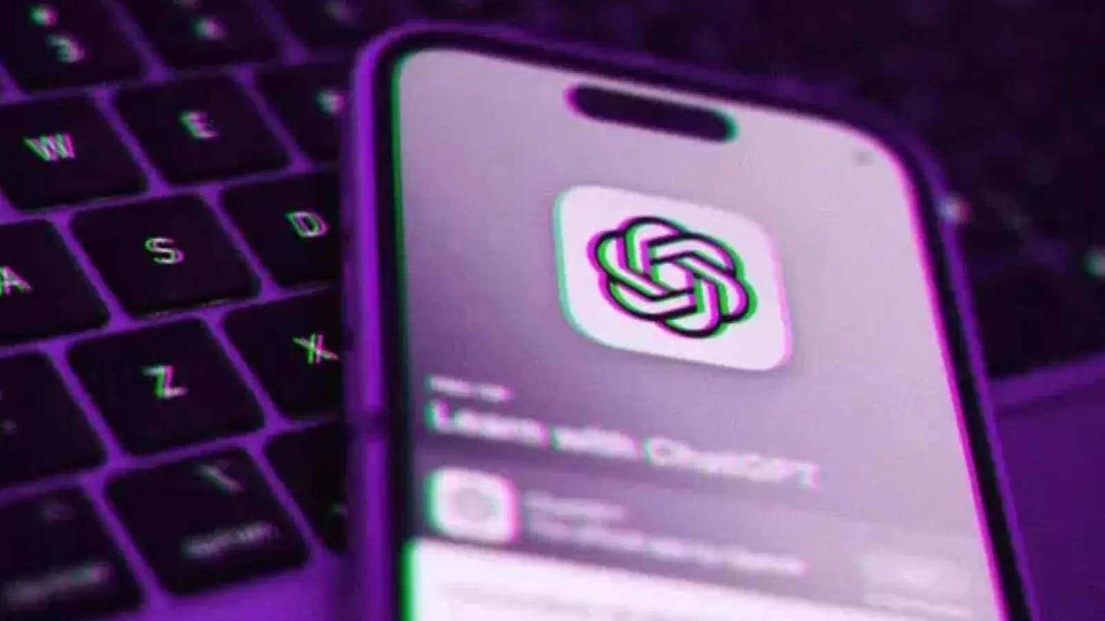 Tela do celular aberta no logo da OpenAI