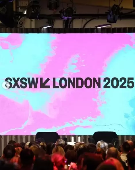 Painel de LED anunciando o festival SXSW London