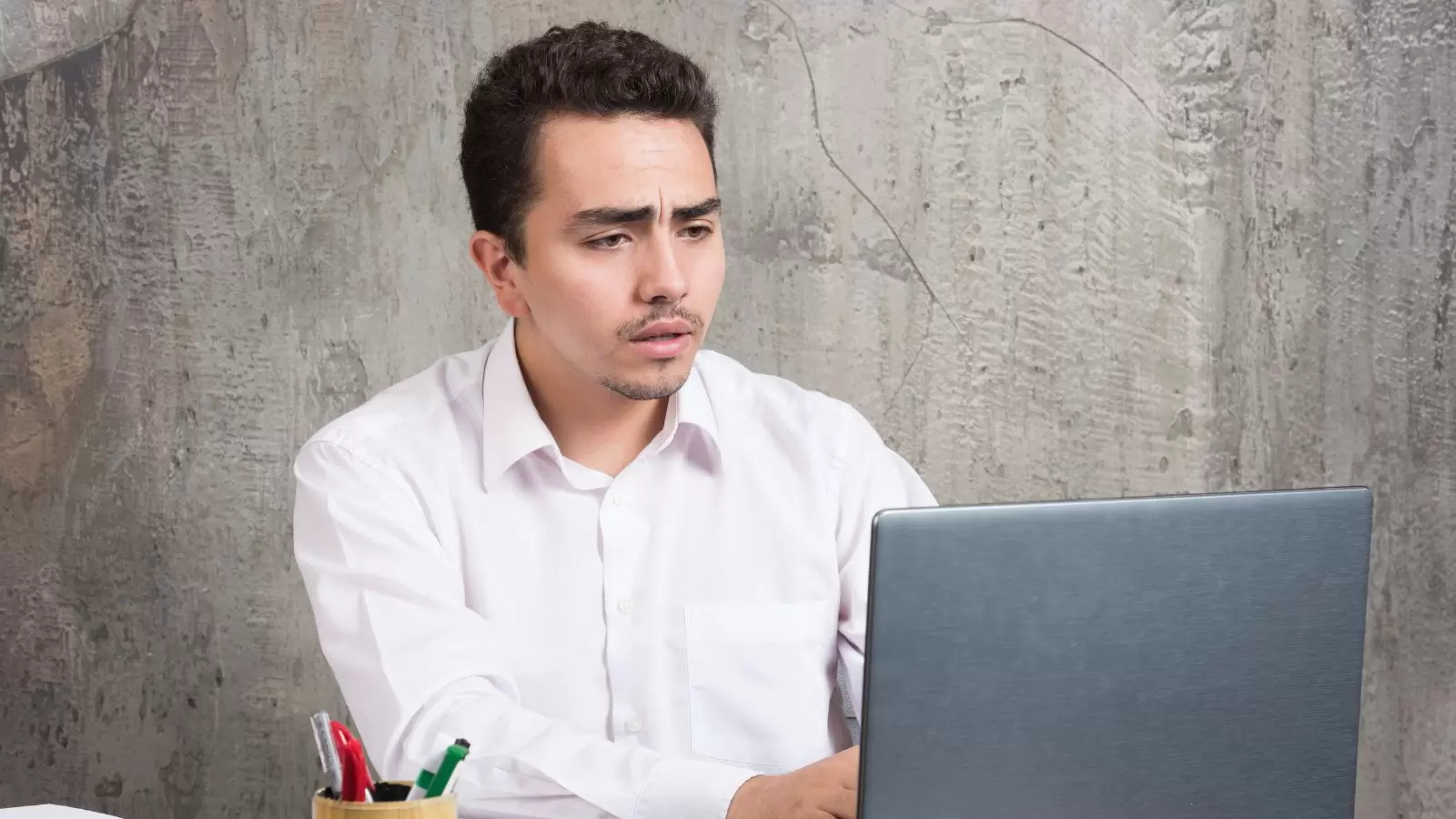 Homem mexendo em notebook para trocar senha