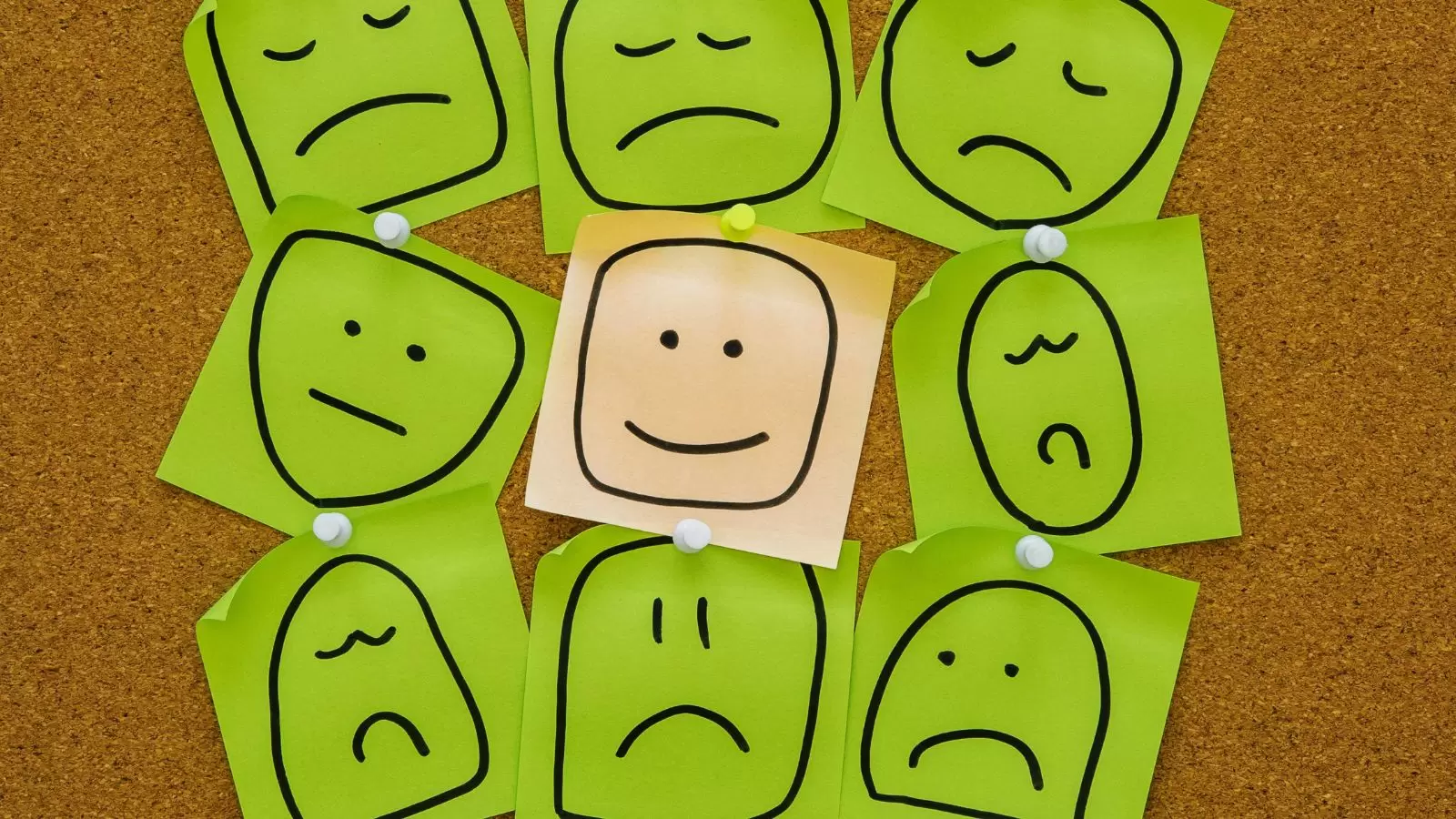 Desenhos de expressões faciais em post it