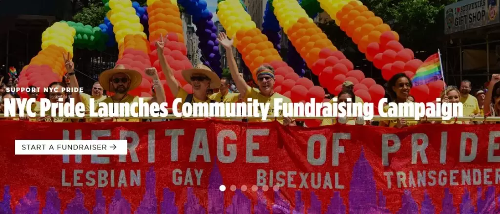 participantes da Parada do Orgulho de Nova York levam faixa com pedido de doções para a organização do evento