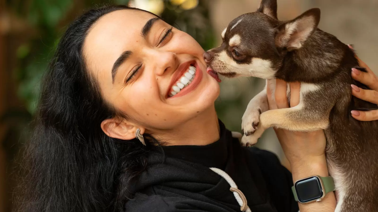 Mulher e cachorro brincando