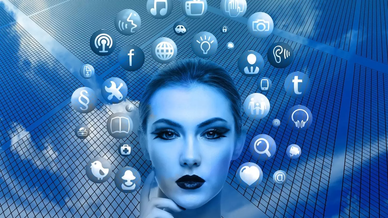 Mulher com vários símbolos ao redor