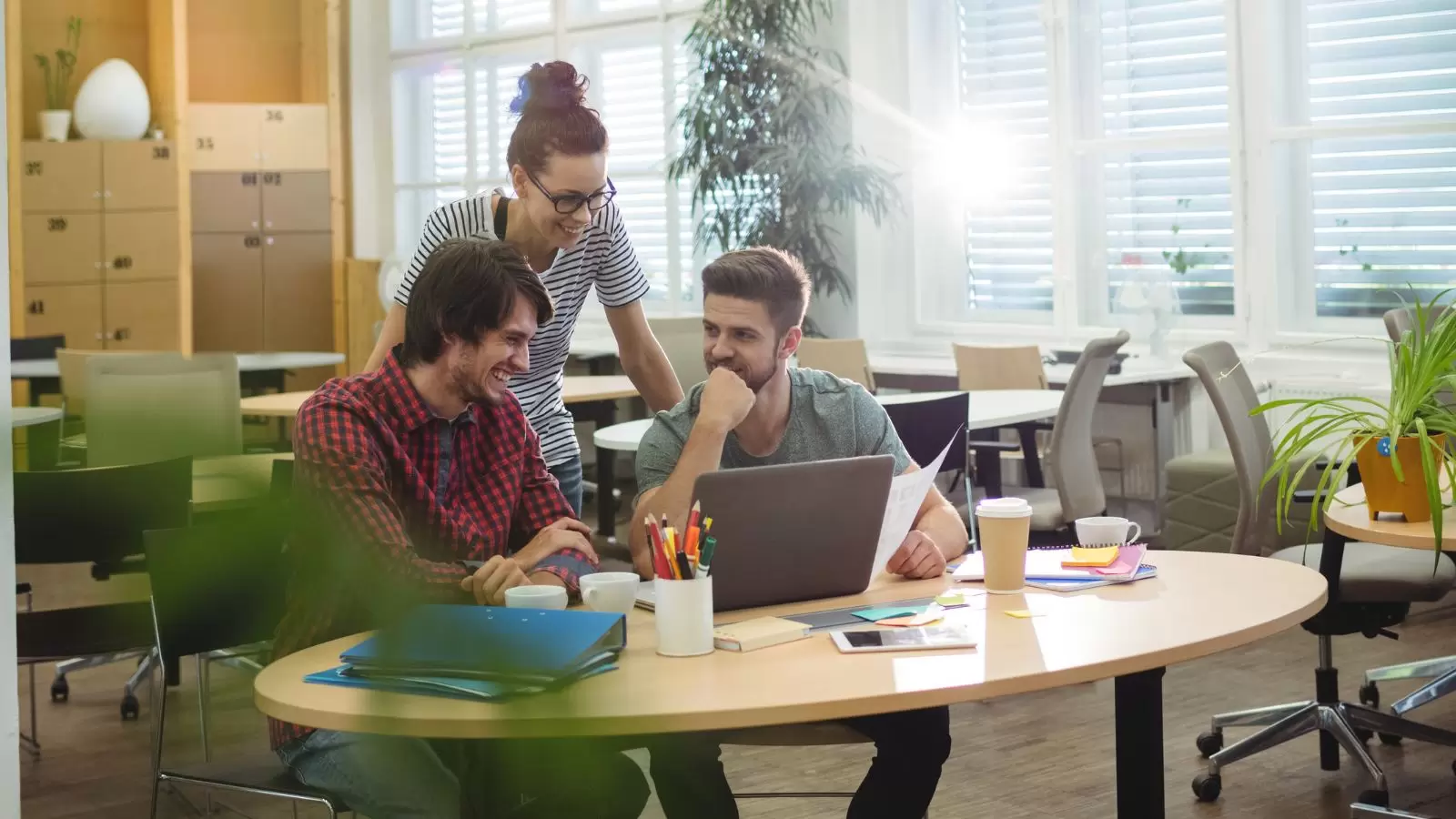 Equipe de trabalho feliz reunidos