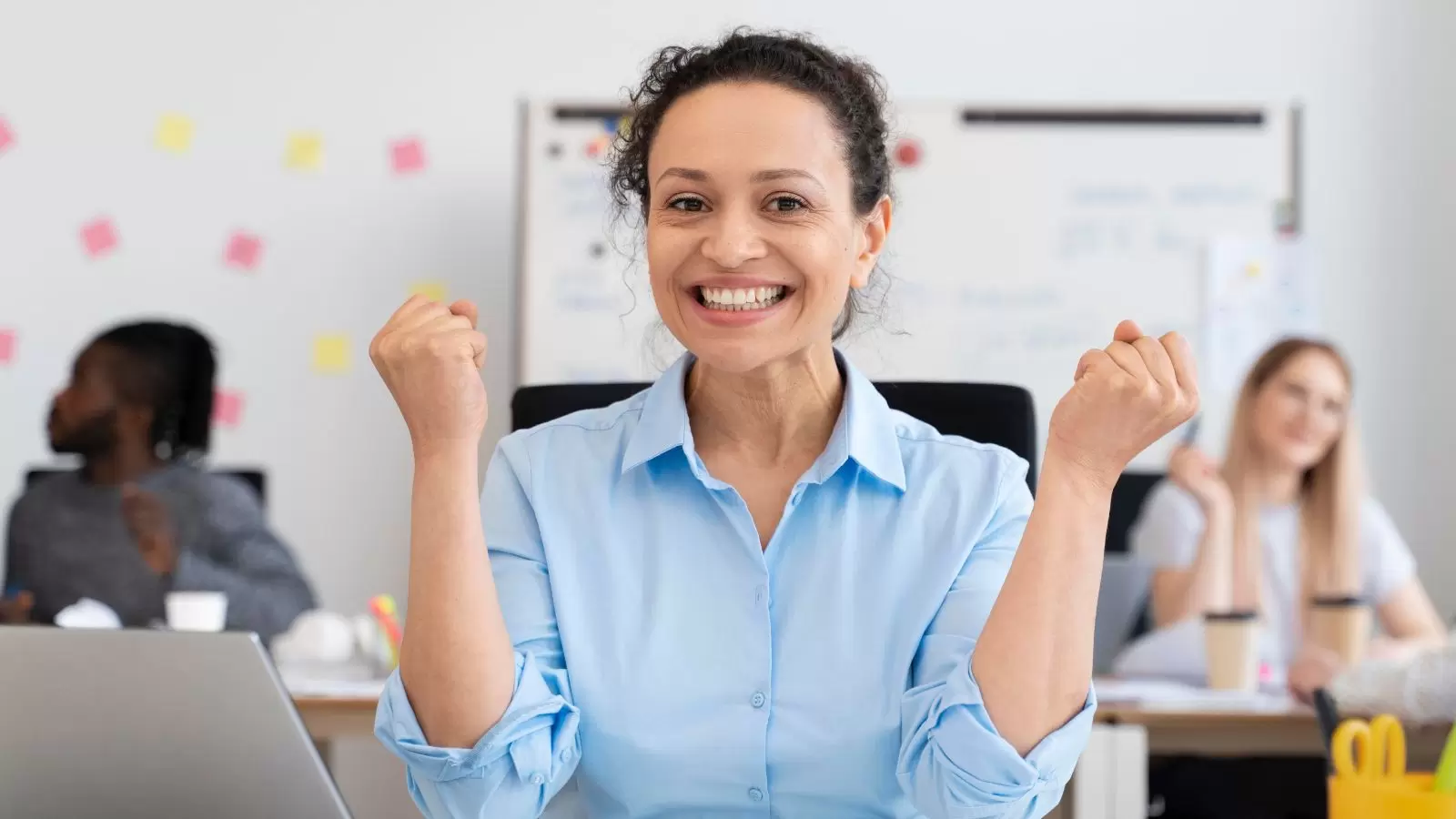 Mulher comemorando promoção