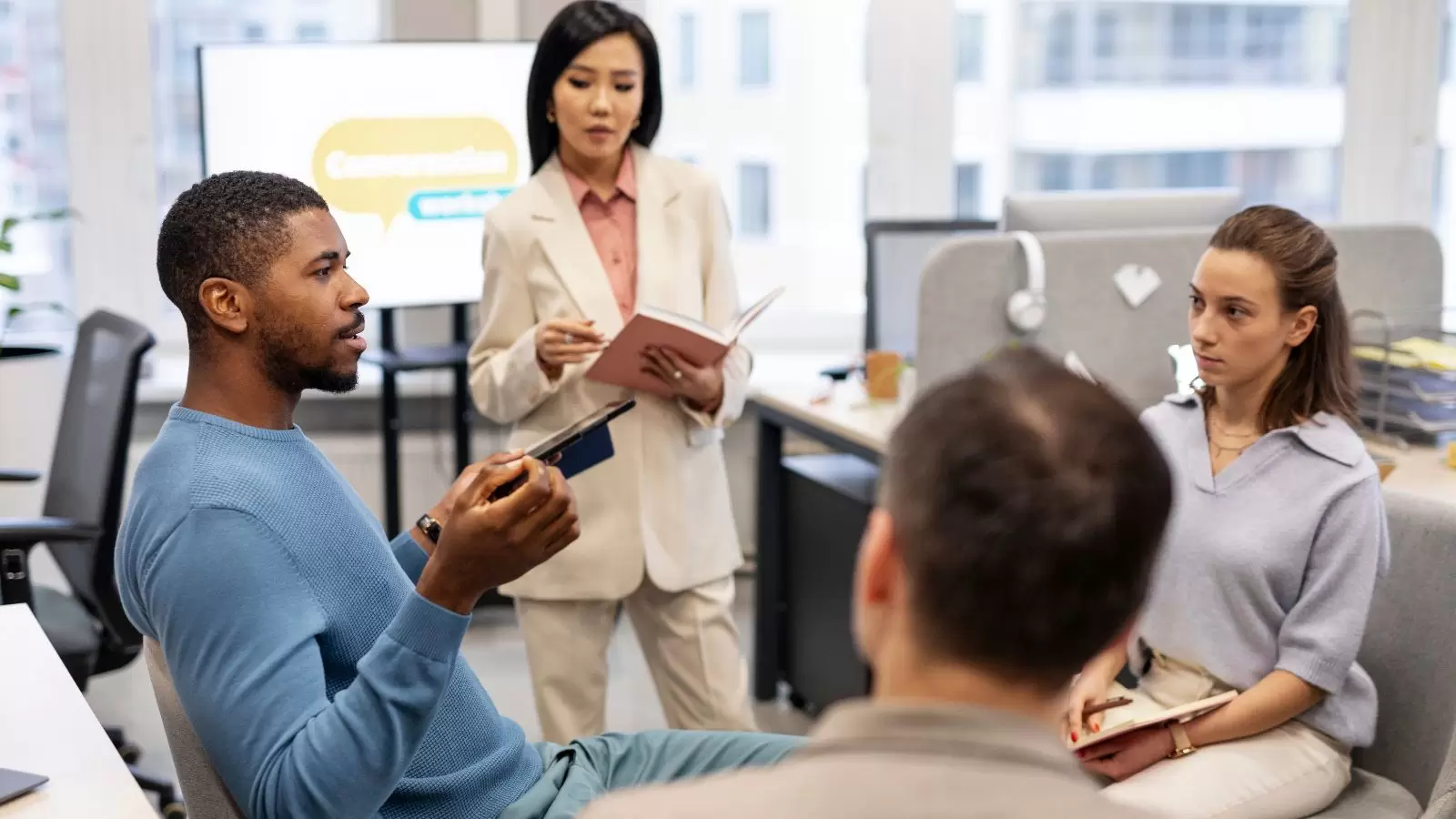 Colegas de trabalho aprendendo juntos