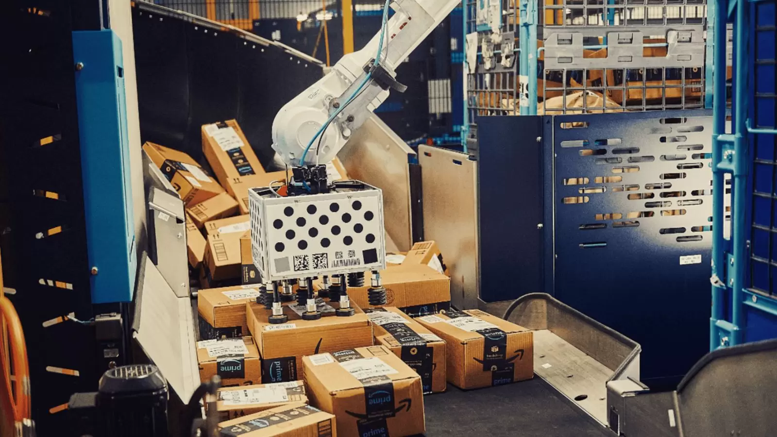 Robô Cardinal, da Amazon, separando encomendas de forma autônoma