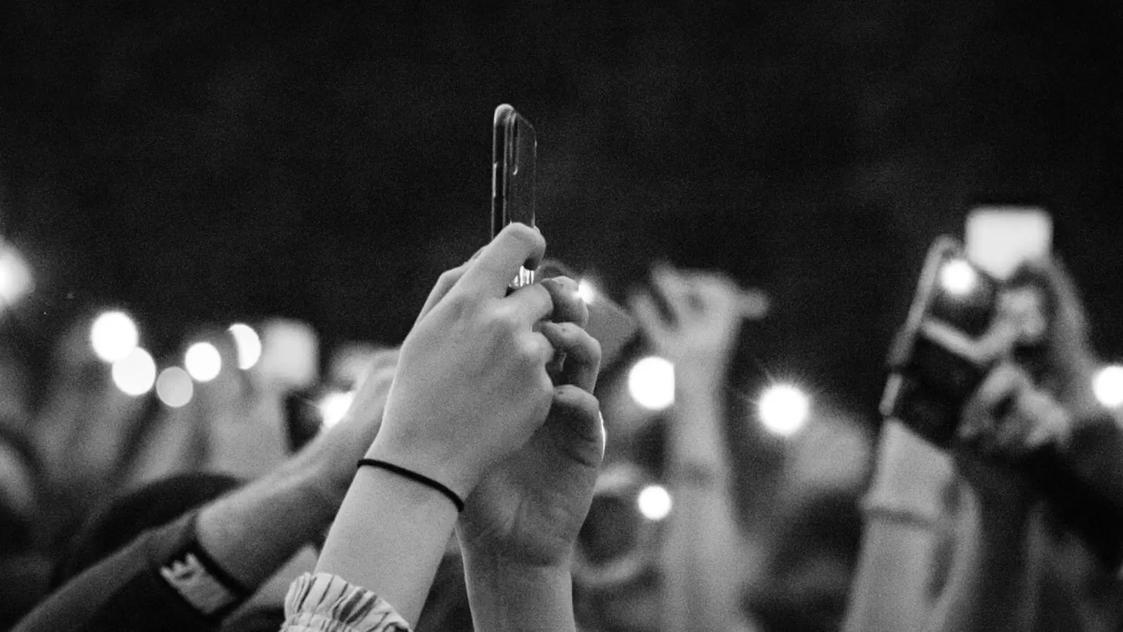 Pessoas segurando celulares em show