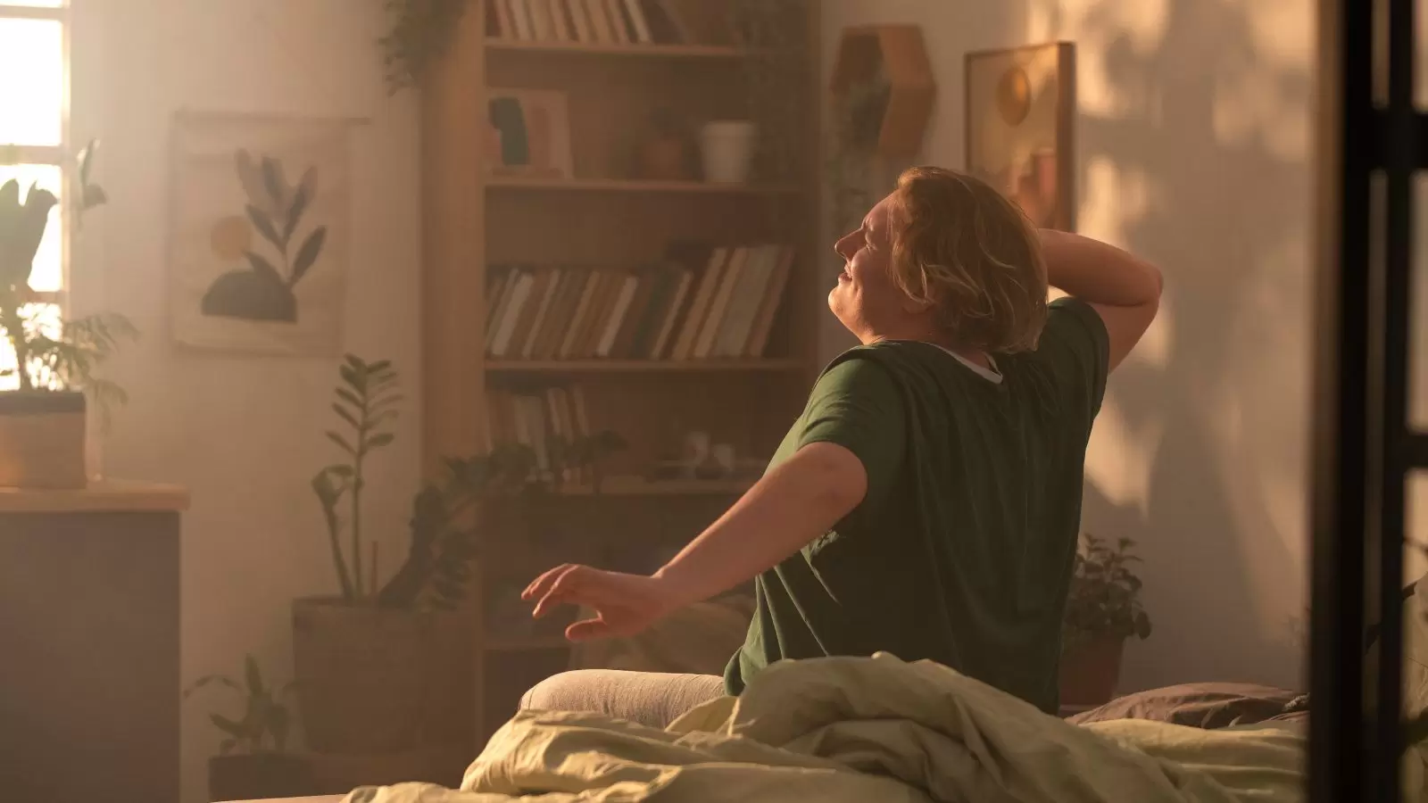 Homem se espreguiçando na cama