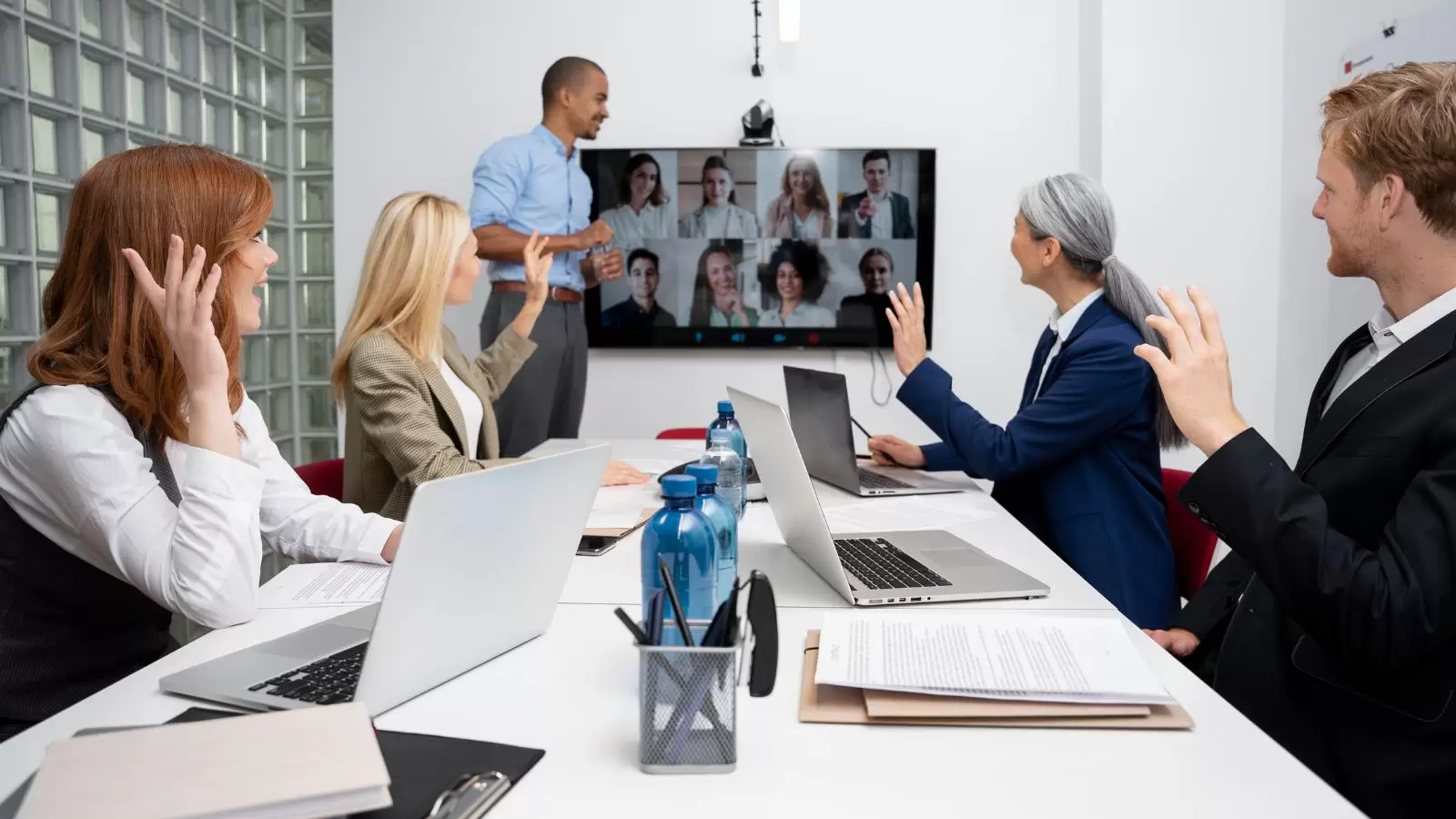 Equipe de trabalho reunidos em chamada de vídeo