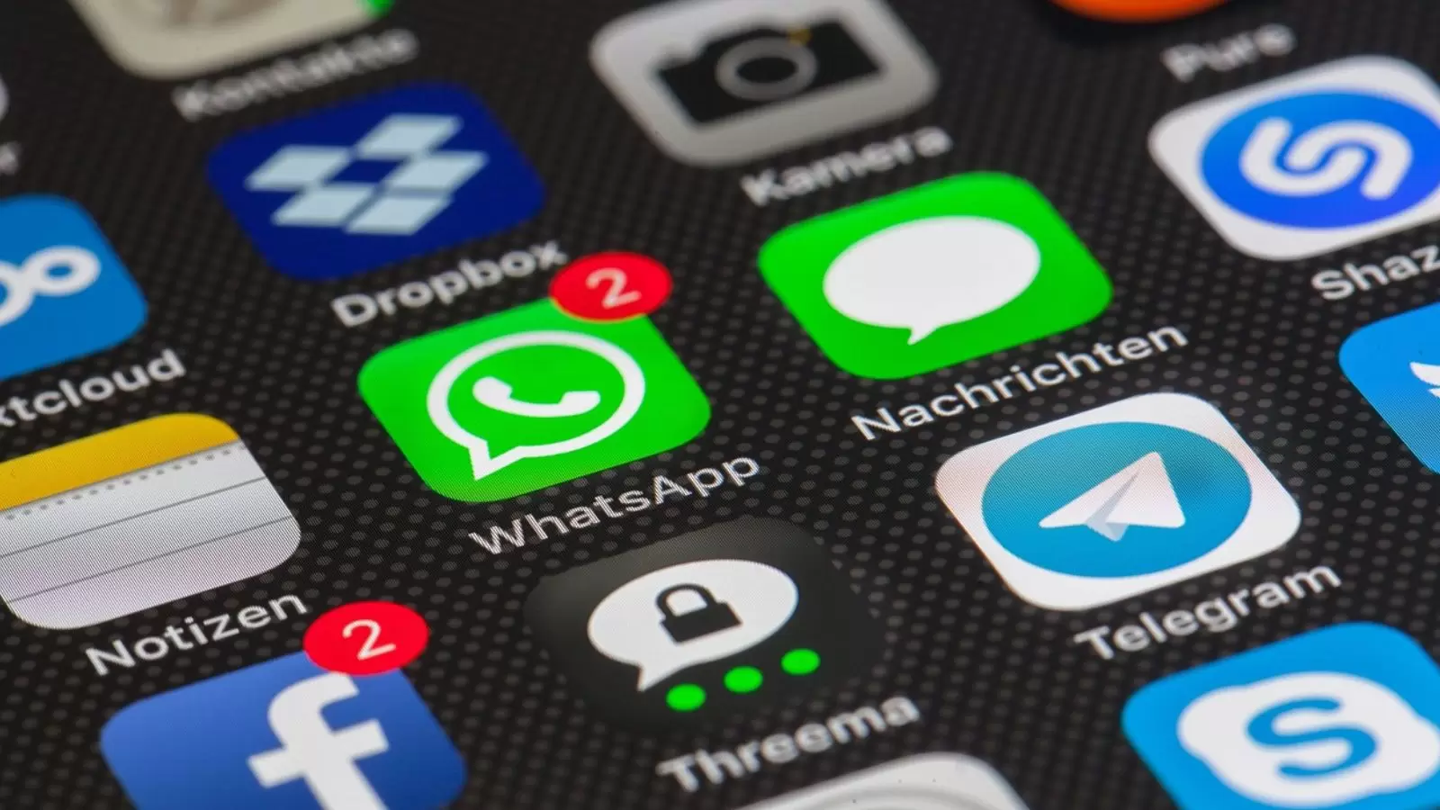 Tela de celular aberto mostrando aplicativos em destaque o WhatsApp