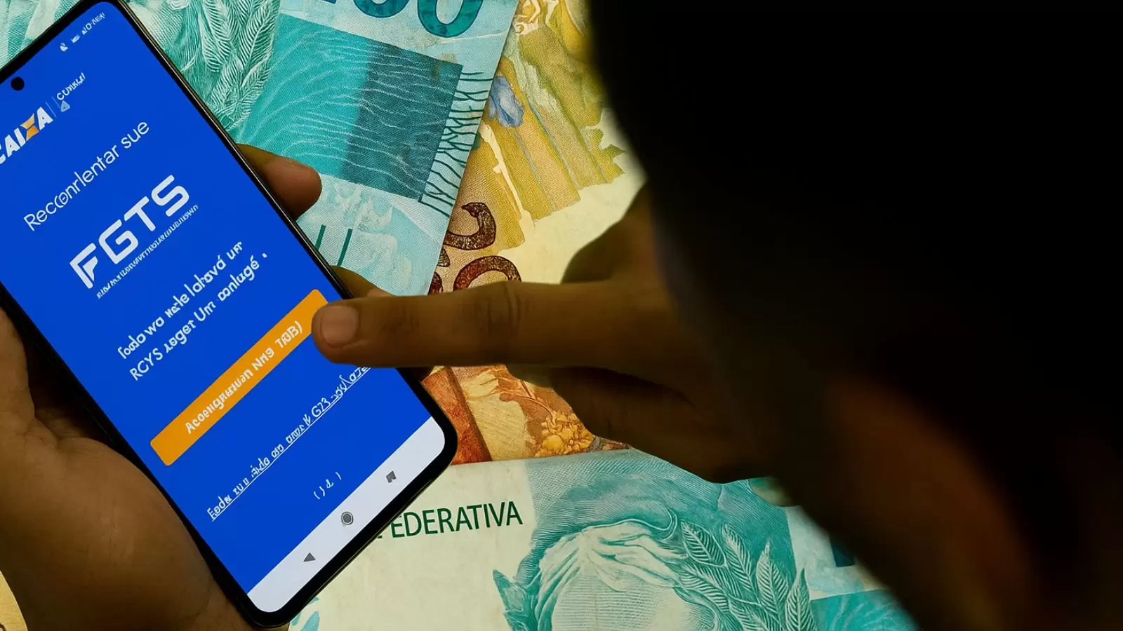 Pessoa acessando o FGTS pelo celular e notas de dinheiro no fundo