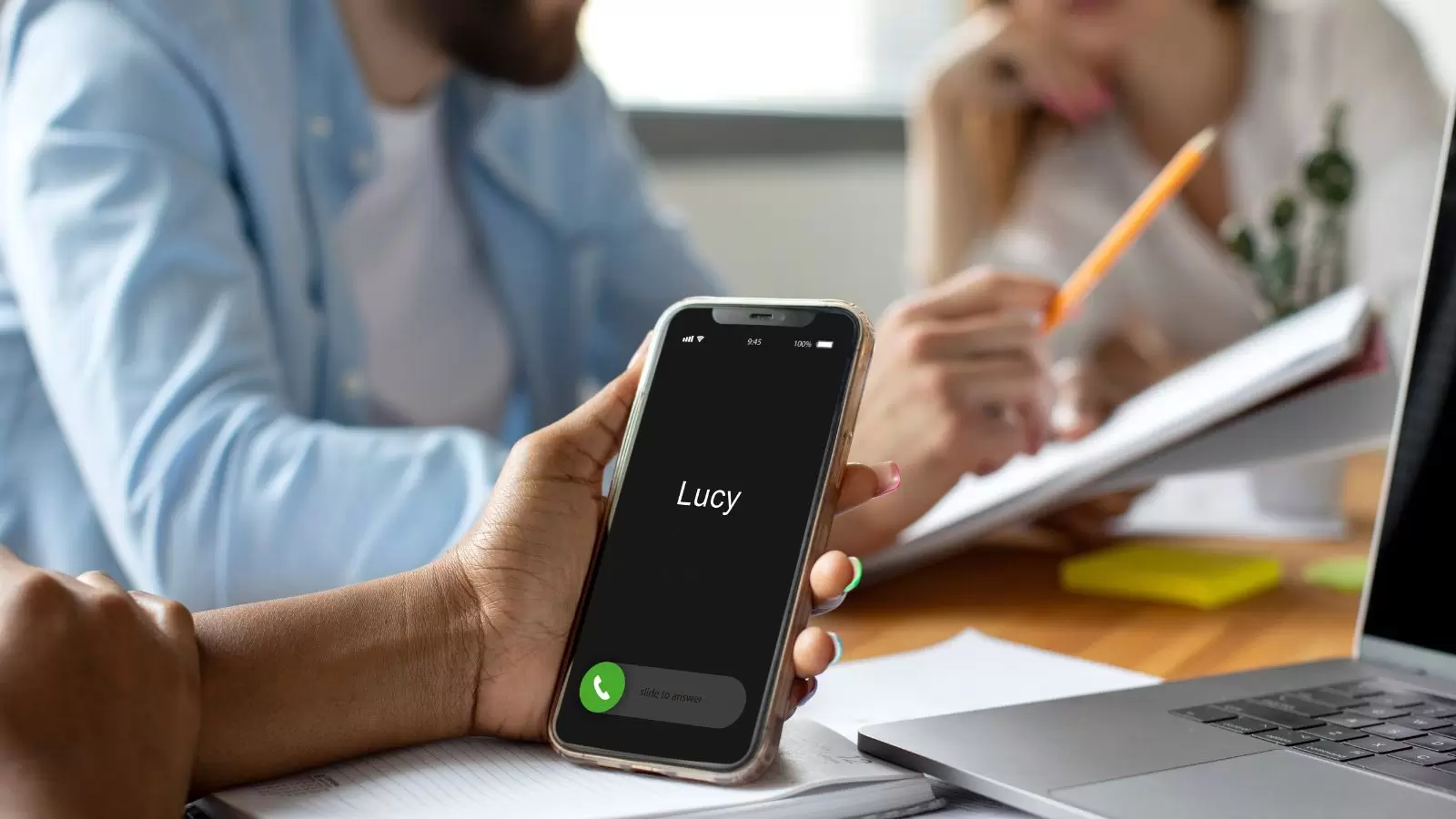 Pessoa recebendo ligação no celular