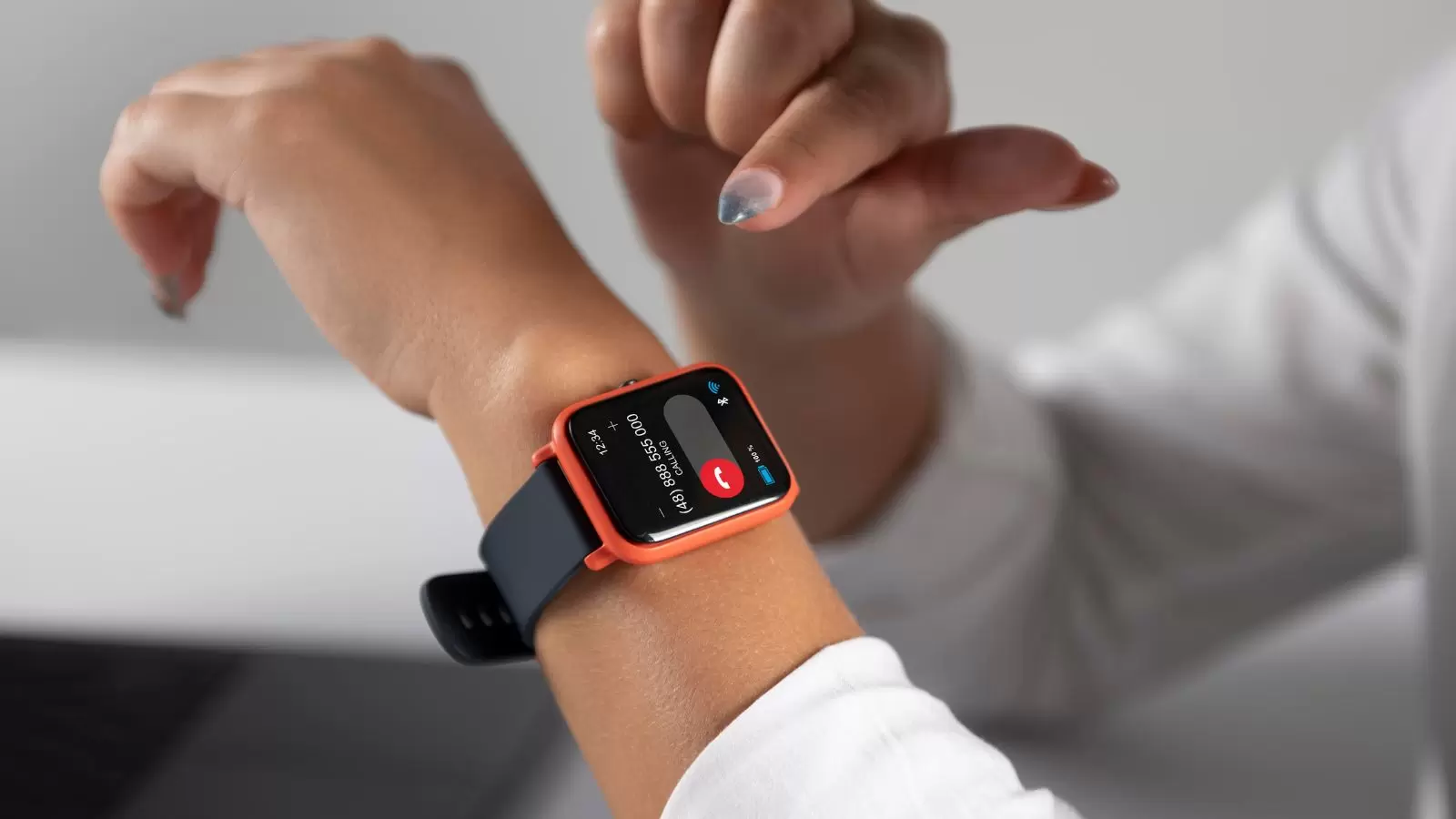 Mulher usando Apple Watch