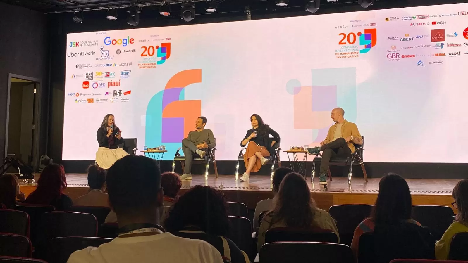 Jornalistas palestrando no Congresso da Abraji