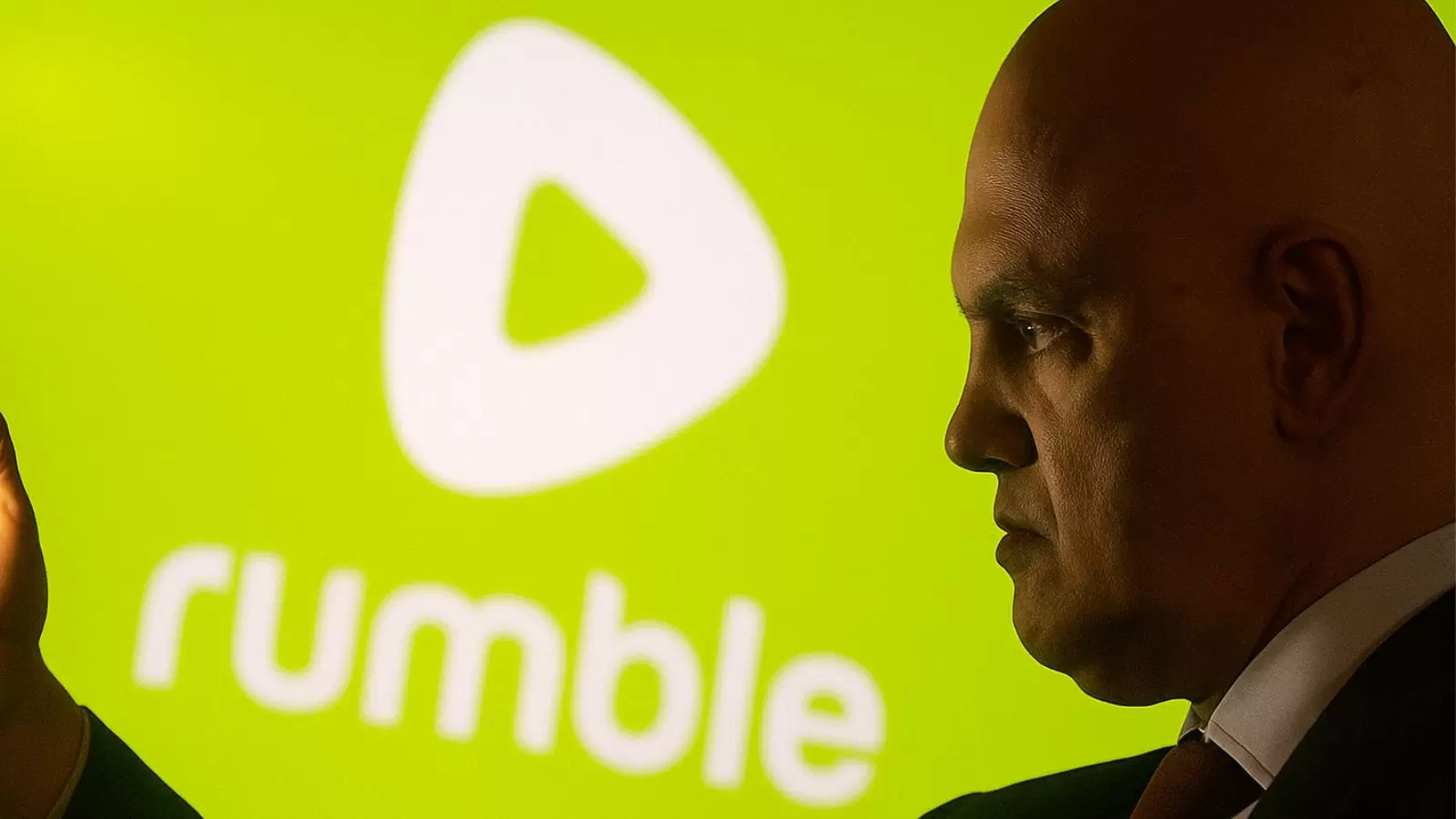 Alexandre de Moraes e logo do Rumble