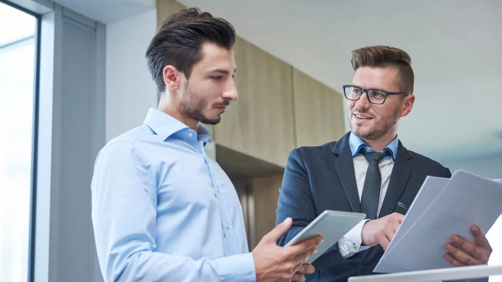 Chefe e funcionário conversando