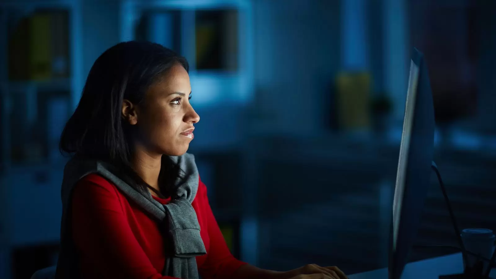 Mulher escrevendo no computador