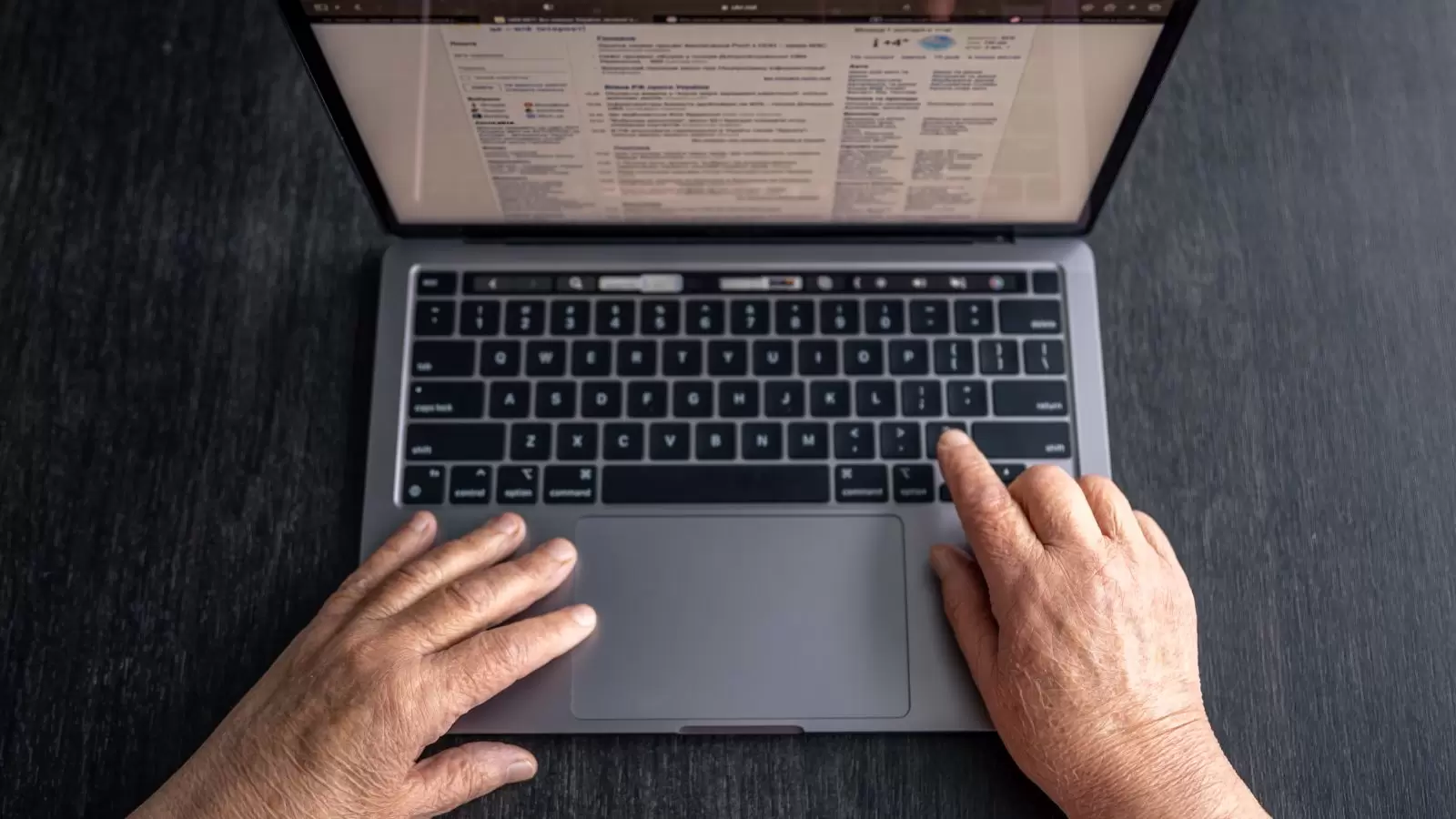 Mulher acessando site de notícia pelo notebook