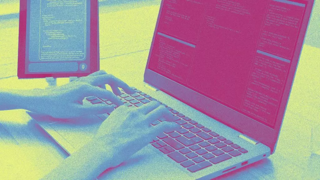 m&atilde;os digitando no teclado de um laptop