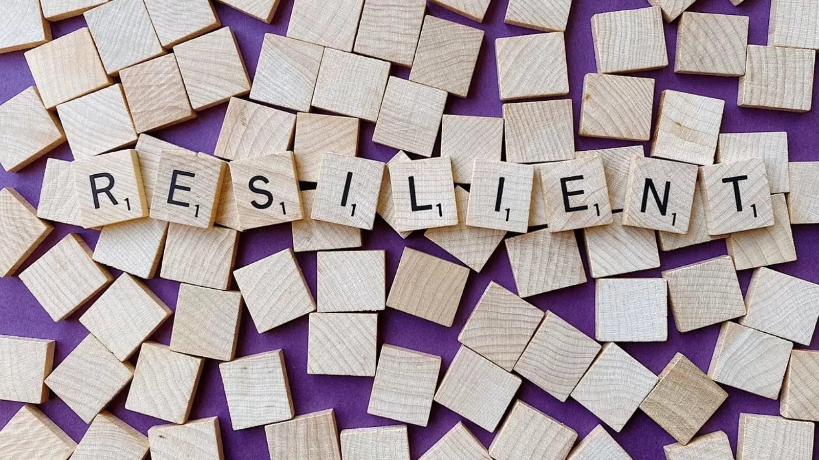 A palavra escrita Resilient em bloco de madeiras