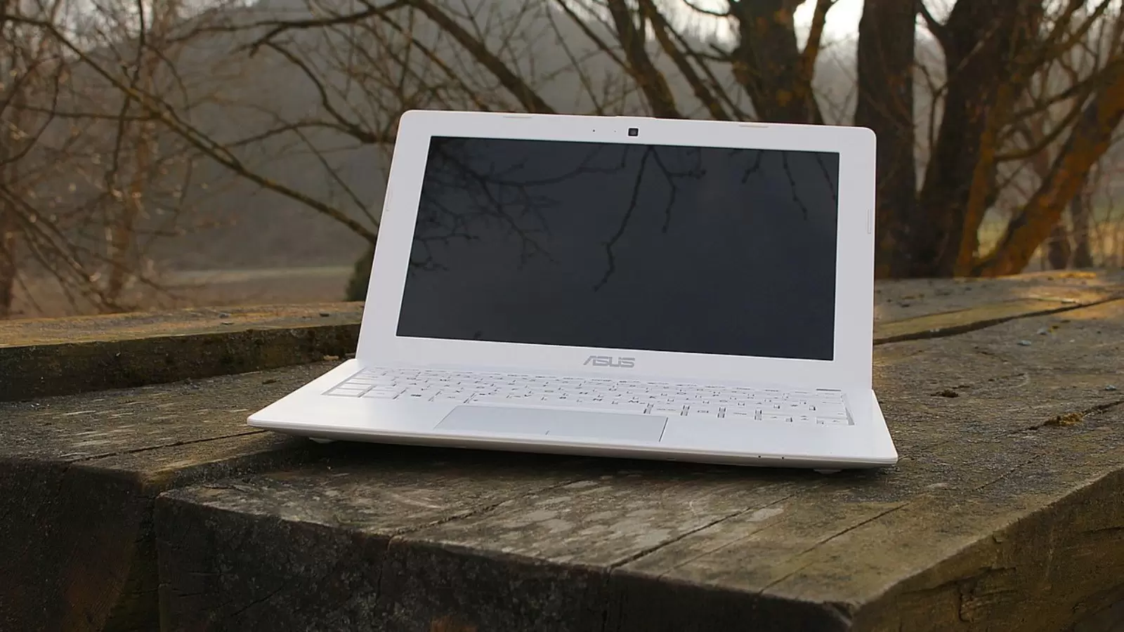 Notebook em cima de banco