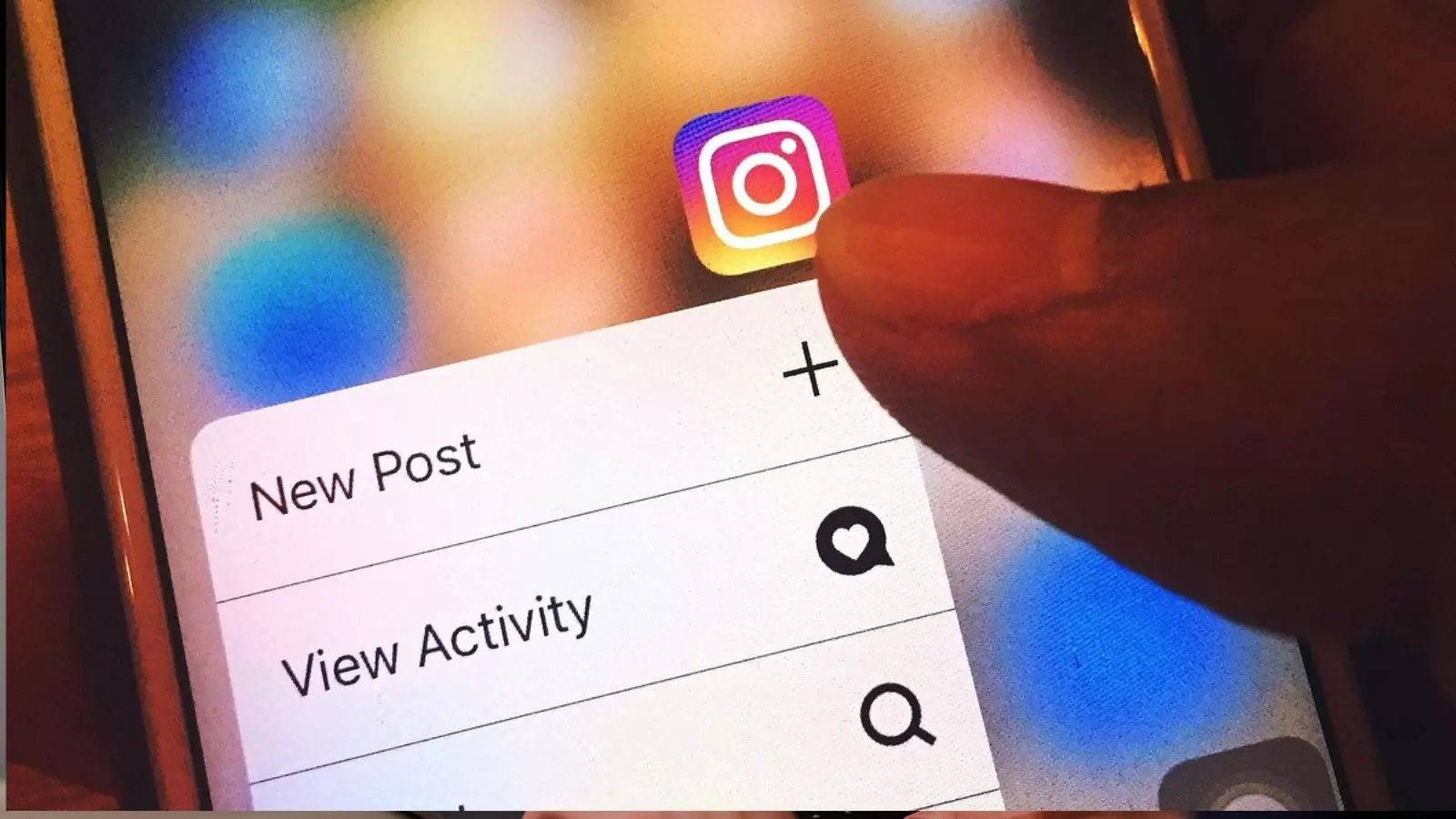 Ícone do Instagram no celular e pessoa clicando