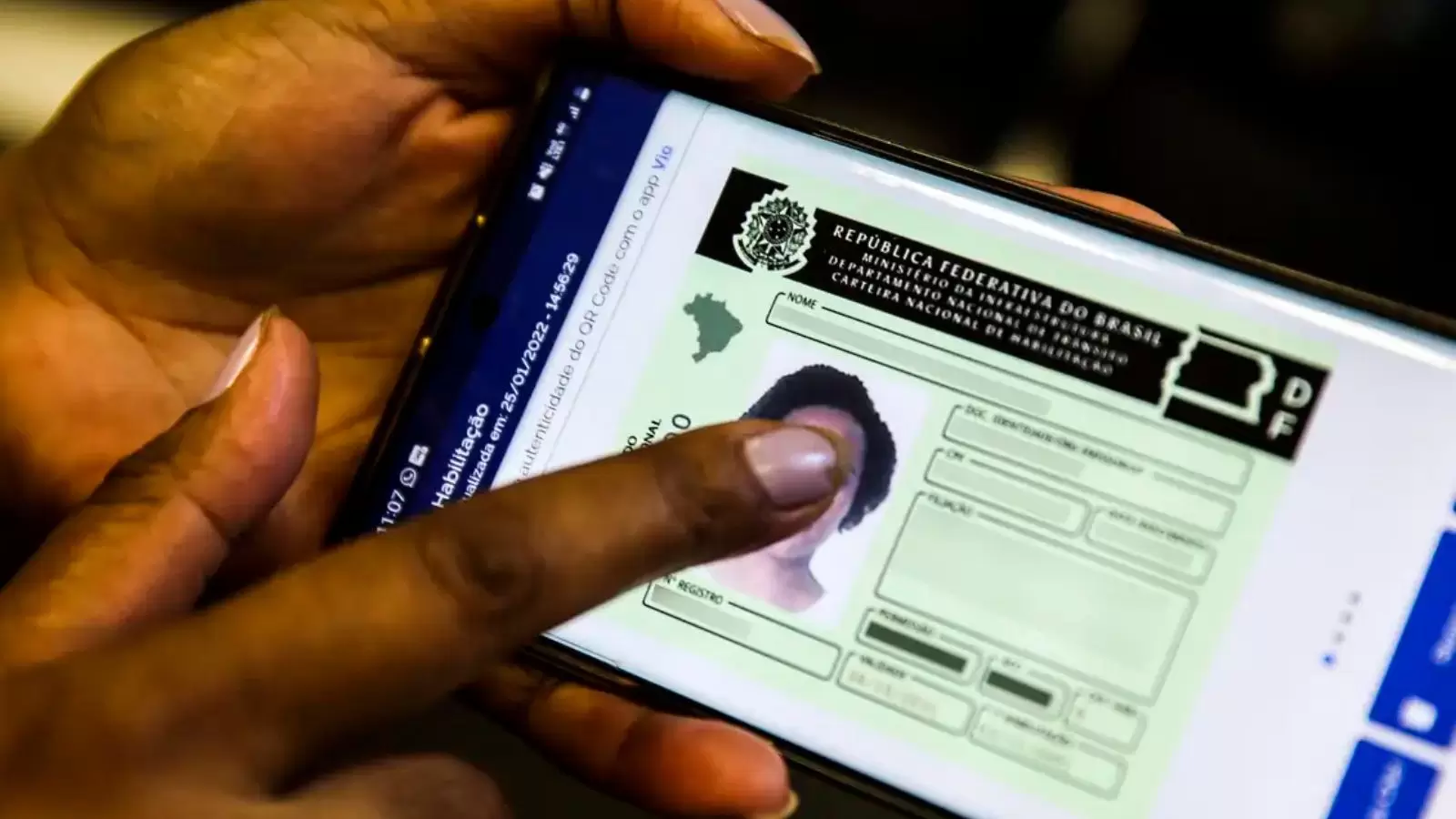 Pessoa segurando CNH