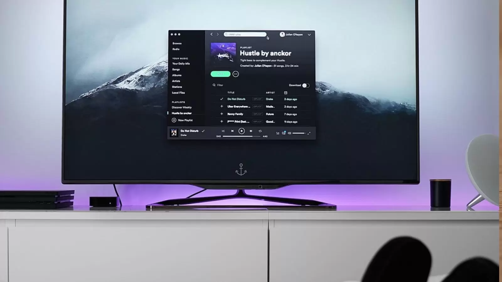 Pessoa assistindo televisão