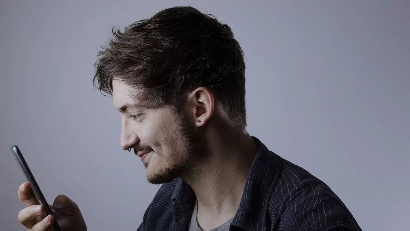 Homem mexendo no celular