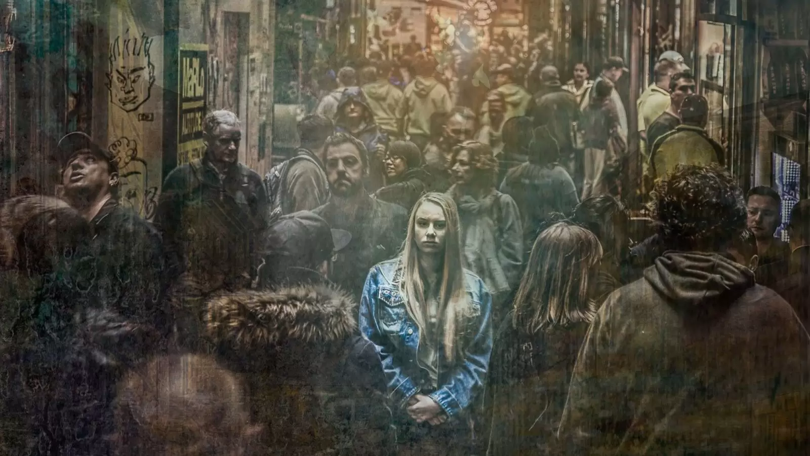 Adolescente no meio do povo de forma solitária