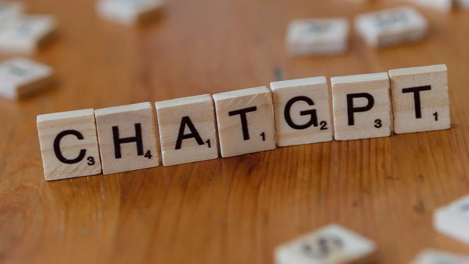 A palavra ChatGPT escrita com blocos da madeira