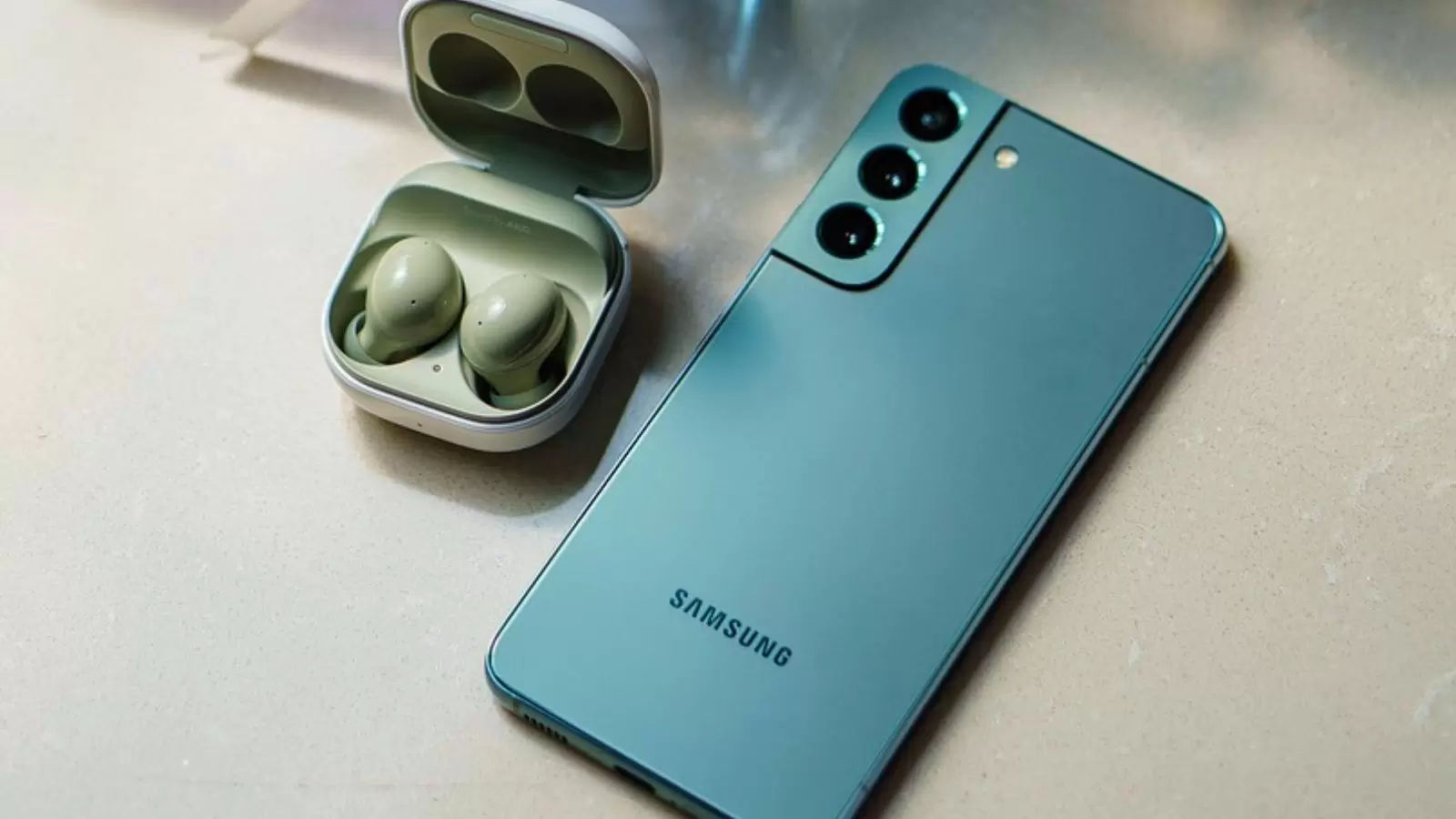 Celular da Samsung e fones