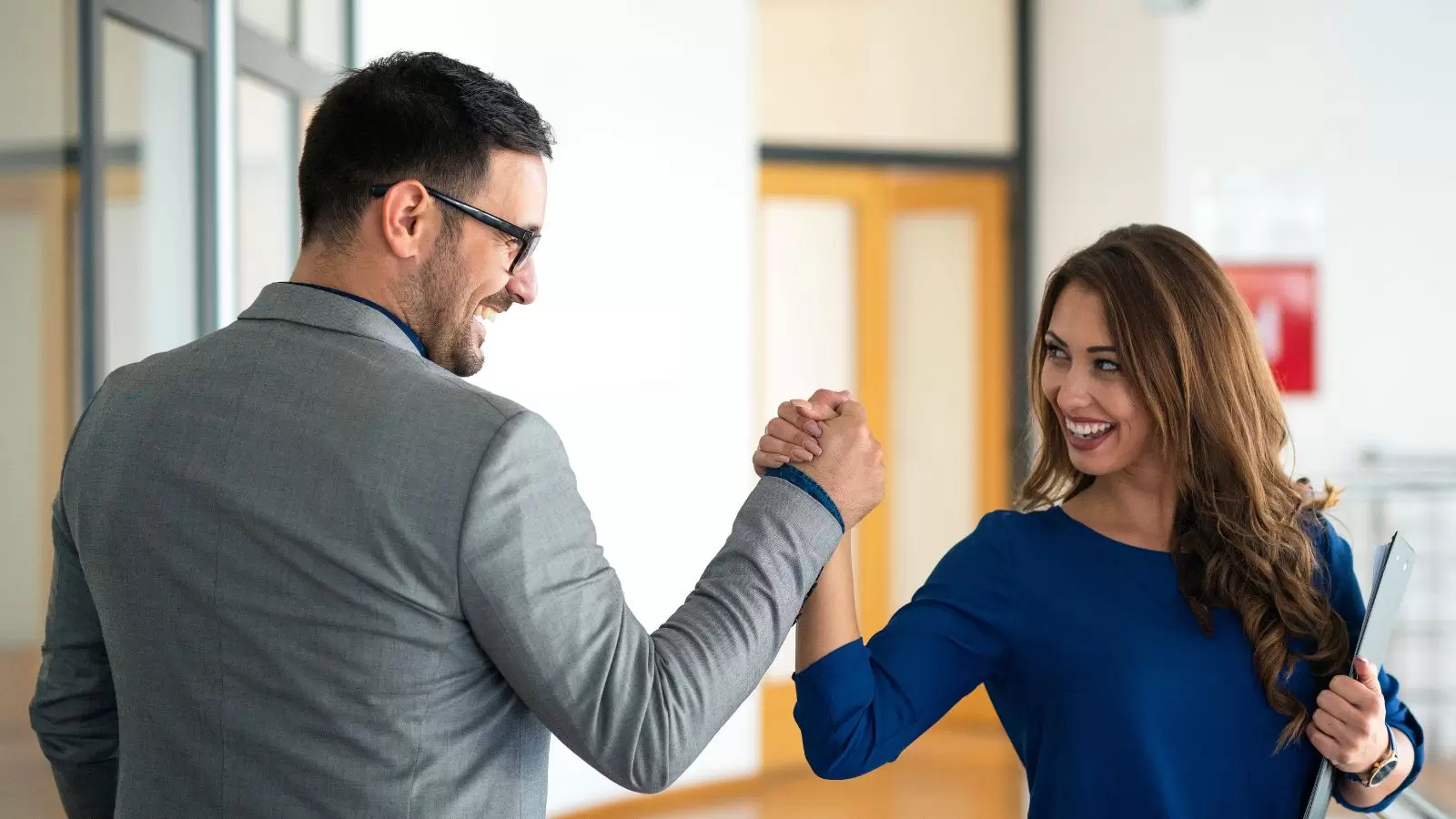 Homem e mulher se cumprimentando