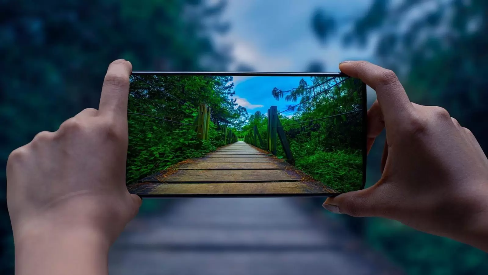 Pessoa tirando foto com celular