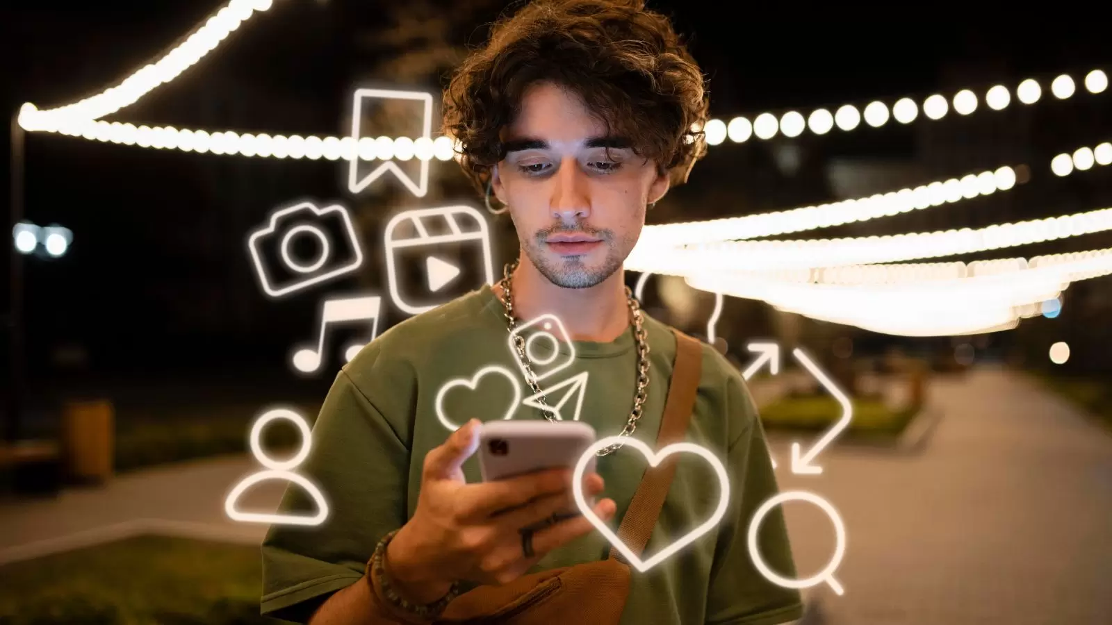 Jovem utilizando as redes sociais