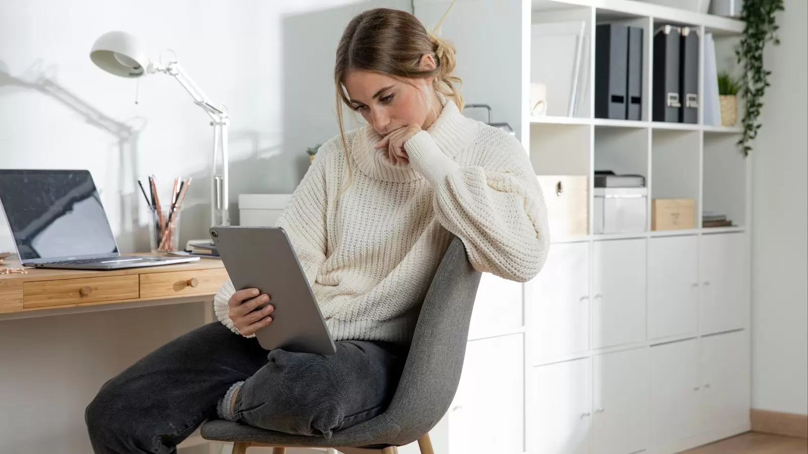 Mulher desanimada trabalhando em casa