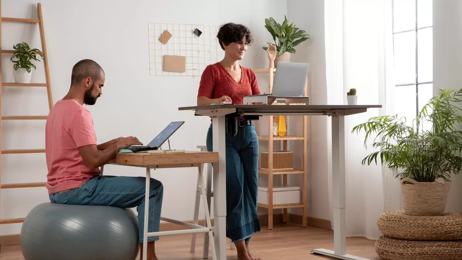 Mulher e homen trabalhando em sessões