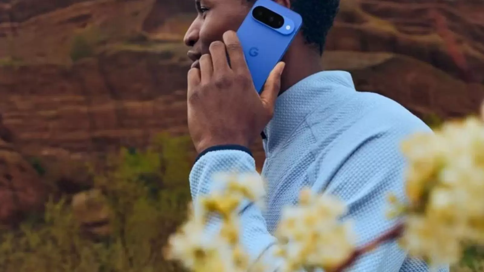 Jovem usando celular da Google