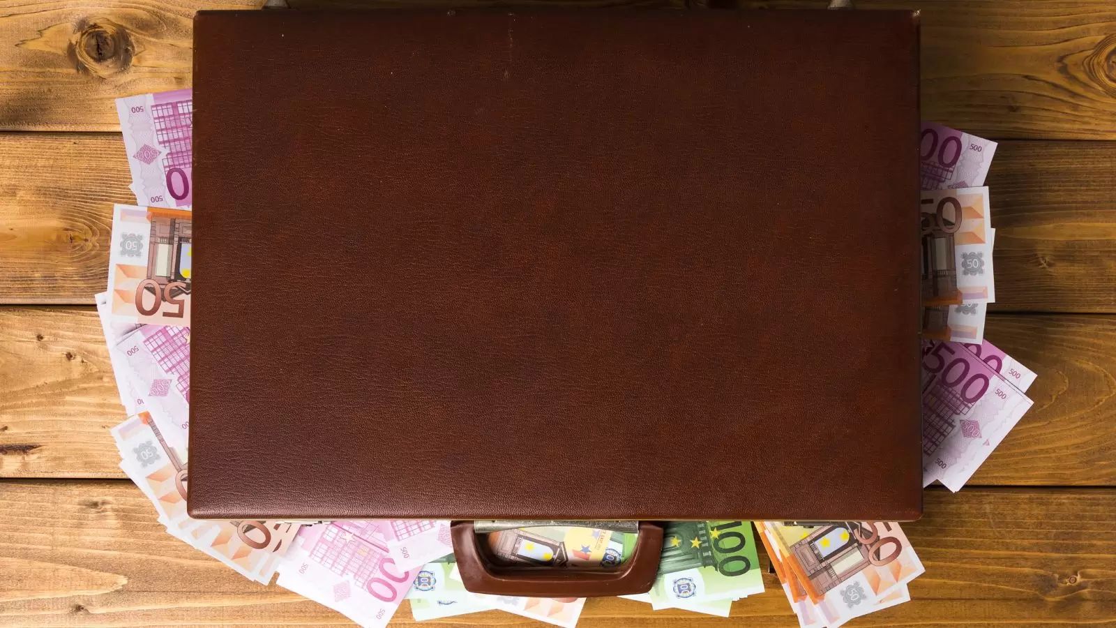 Os milionários que se fizeram sozinhos mostram que acumular riqueza depende menos de herança. Créditos: Freepik.