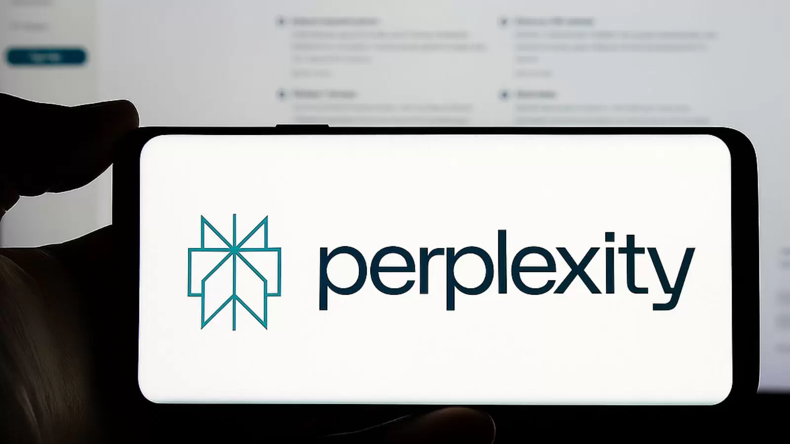 Celular aberto na tela da Perplexity