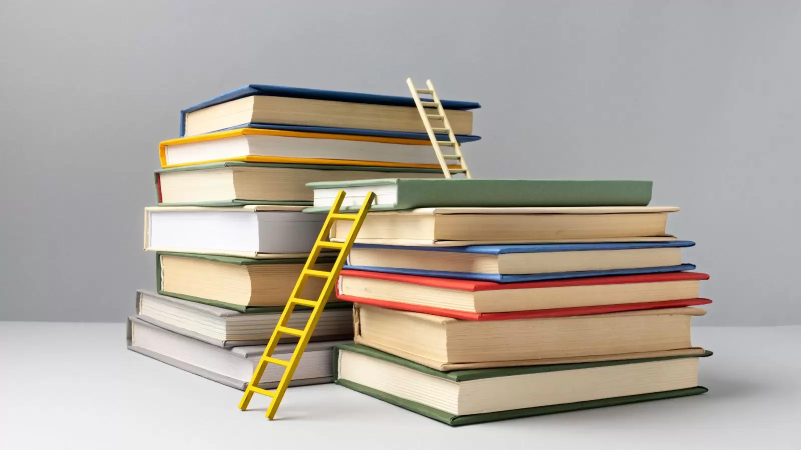 Pilha de livros com escadas