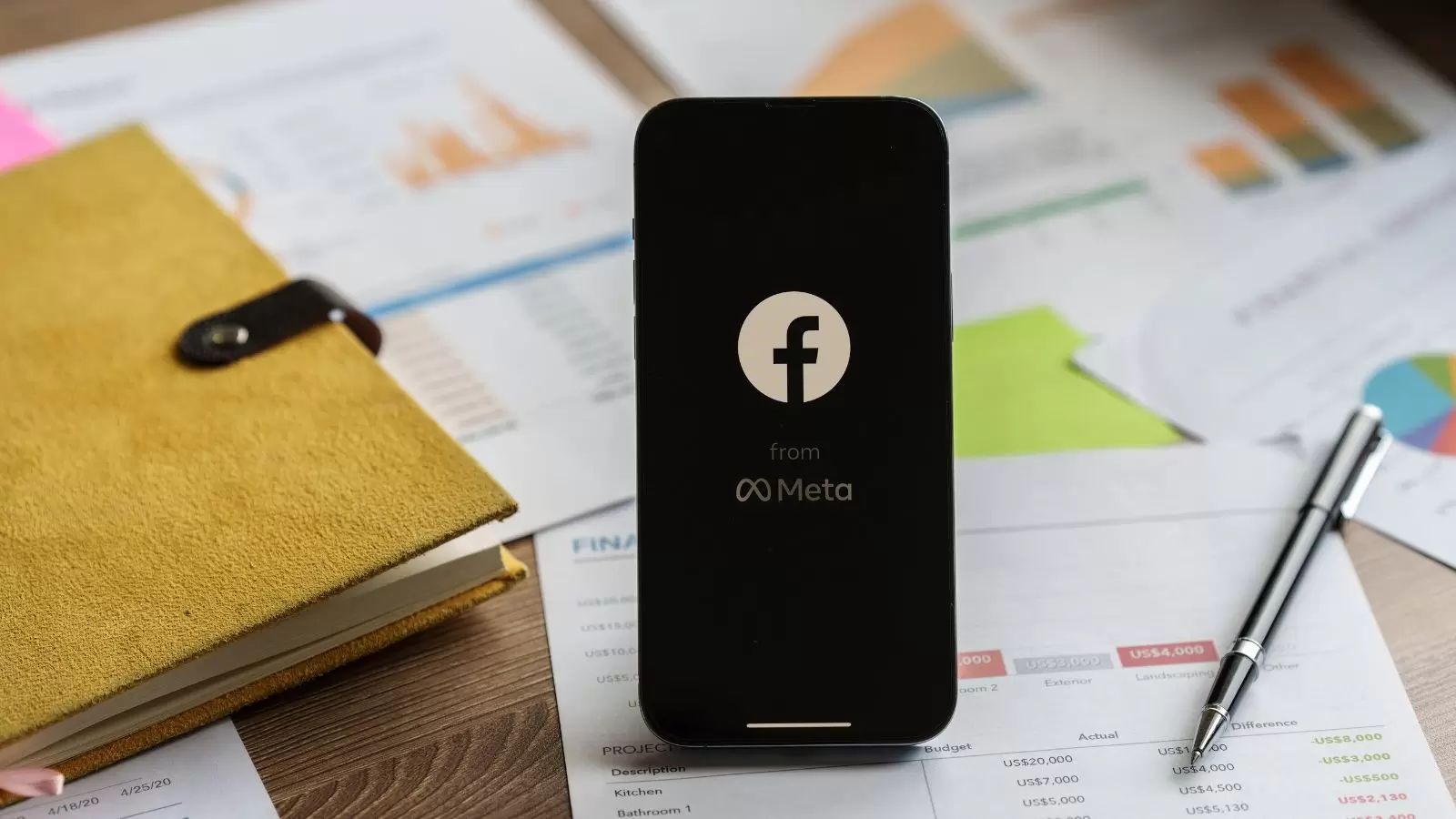 Celular aberto na tela do Facebook Meta